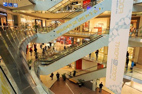 Shopping/department store .